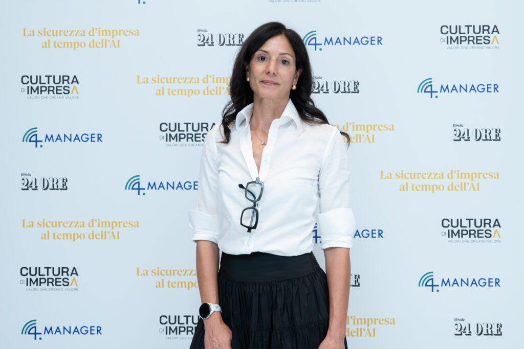 Katia Trevisan, all’evento “Cultura di Impresa 2026”: alle sue spalle un cartellone bianco con i loghi degli organizzatori: 4.Manager, 24 Ore eventi e Sole 24 ore.