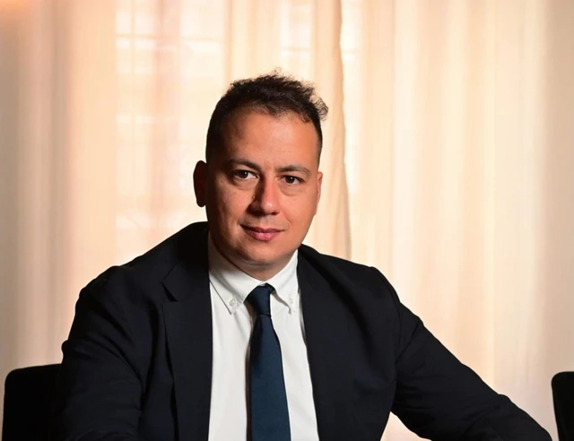 Il CEO di Argo Matteo Adjimi seduto alla scrivania del suo ufficio.