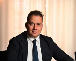 Matteo Adjimi, CEO di Argo S.p.A., seduto alla scrivania del suo ufficio di Roma.