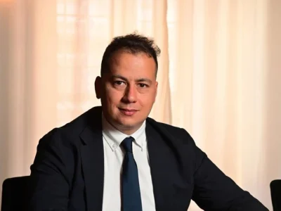 Matteo Adjimi, CEO di Argo S.p.A., seduto alla scrivania del suo ufficio di Roma.