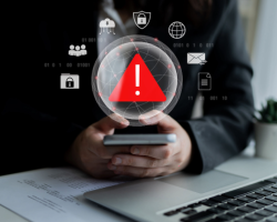 Un triangolo di avvertimento rosso che rappresenta una minaccia alla cybersecurity, circondato da icone di sicurezza digitale e protezione, simbolo della consapevolezza del rischio informatico.